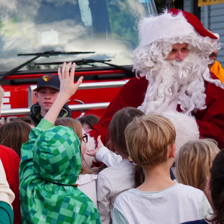 Santa visits Woodend juniors on the CFA truck